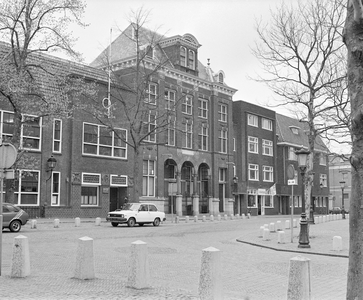 882282 Gezicht op de voorgevels van de panden Domplein 1 (rechts)-hoger te Utrecht.